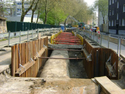 Grabenverbau mit Kanaldielen und Träger zur Aussteiffung