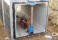 buistrekker opgesteld in een vierkante betonbuis met de juiste adapters